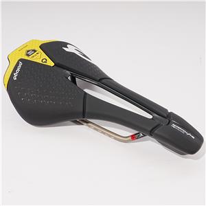 SCRATCH M5 PAS TIROX 140 Visma Lease a Bike サドル【限定モデル】
